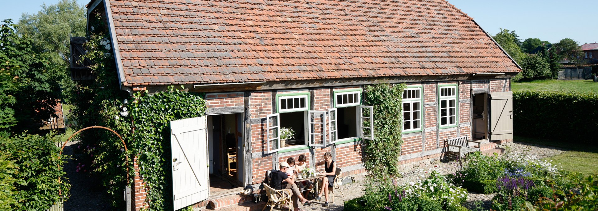 Breakfast terrace in front of the old day laborer's cottage, © Hauke Dressler