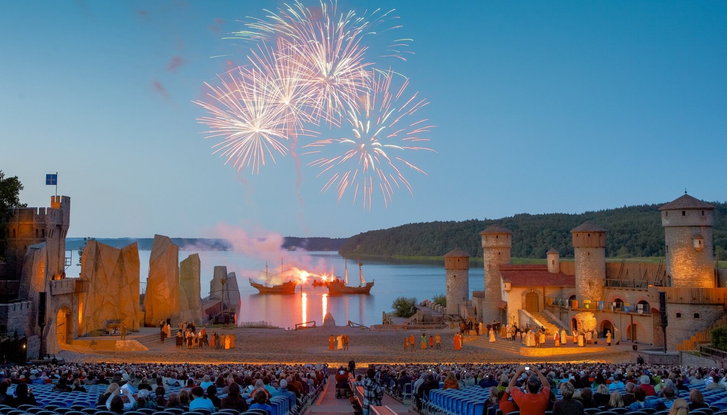 In Mecklenburg-Vorpommern, nature becomes the stage, as here on the spectacular Ralswiek Nature Stage., © TMV/Grundner