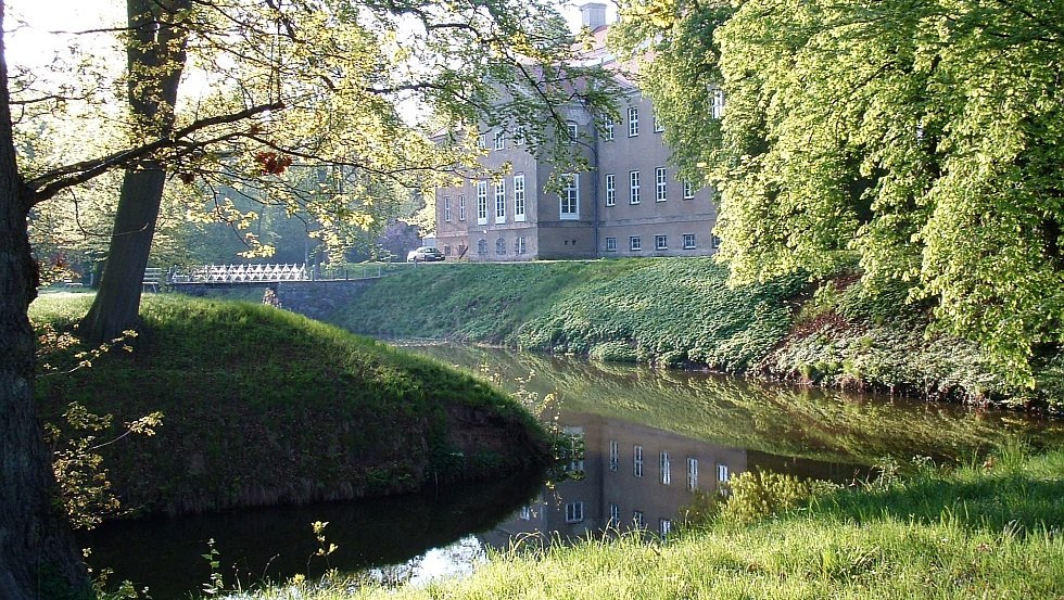 View of the castle and the bridge to the castle island from the park side, © Barockschloß zu Griebenow e.V.