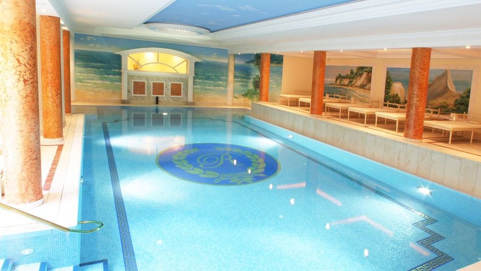 3000 sqm wellness area among others salt water pool (18 x 6 m) with counter current system, 6 saunas, wellness and beauty treatments., © Rugard Strandhotel