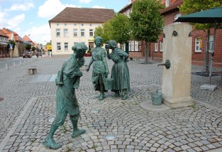 In place of the old fountain are now three bronze figures., © Gabriele Skorupski