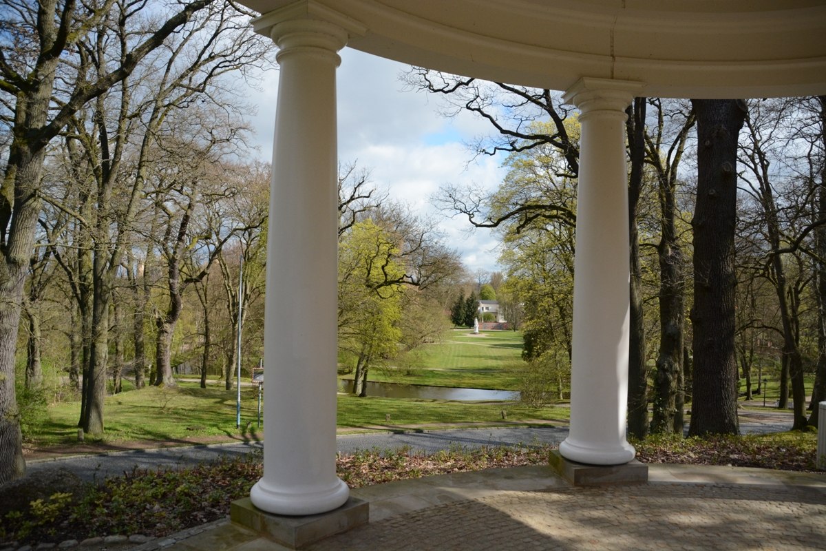 View from the Temple of Youth to the Alexandrine Monument, © Tourismusverband Mecklenburg-Schwerin