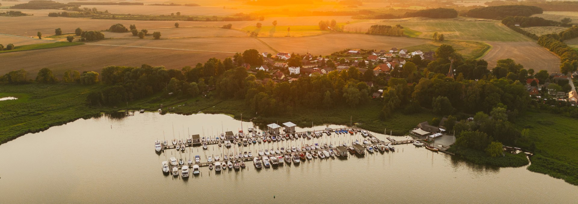 The Krummin manor house is just a few steps away from the picturesque natural harbour on the Krumminer Wiek., © Gutshaus Krummin / Matthias Friel