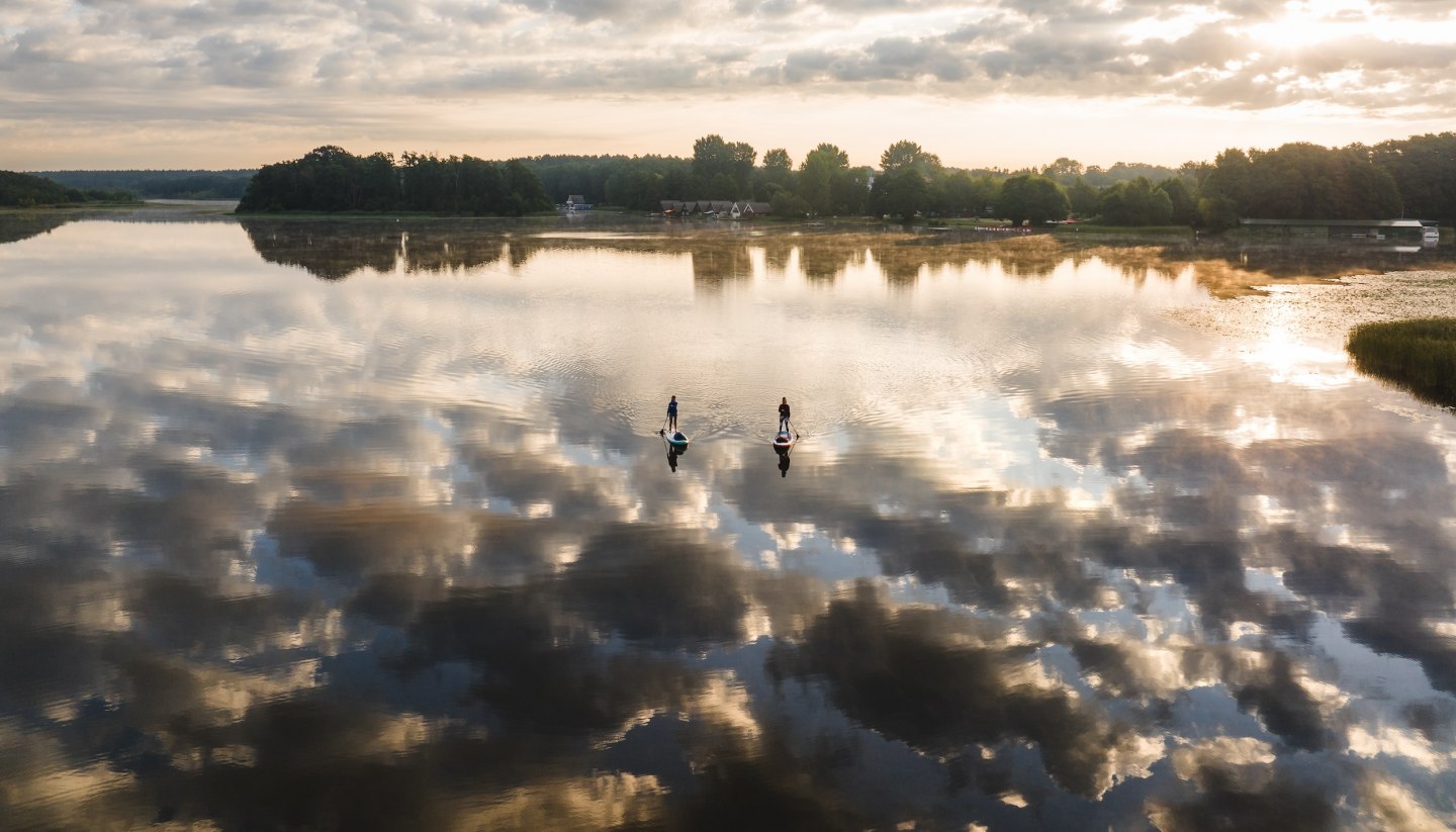 Morning mist over the Granzower Möschen: The Mecklenburg Lake District in late summer is the perfect place to recharge your batteries - for example when water hiking on a SUP., © TMV/Gross