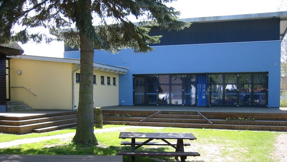 Outdoor area with hall and rehearsal stage, © Jugendherberge Ribnitz