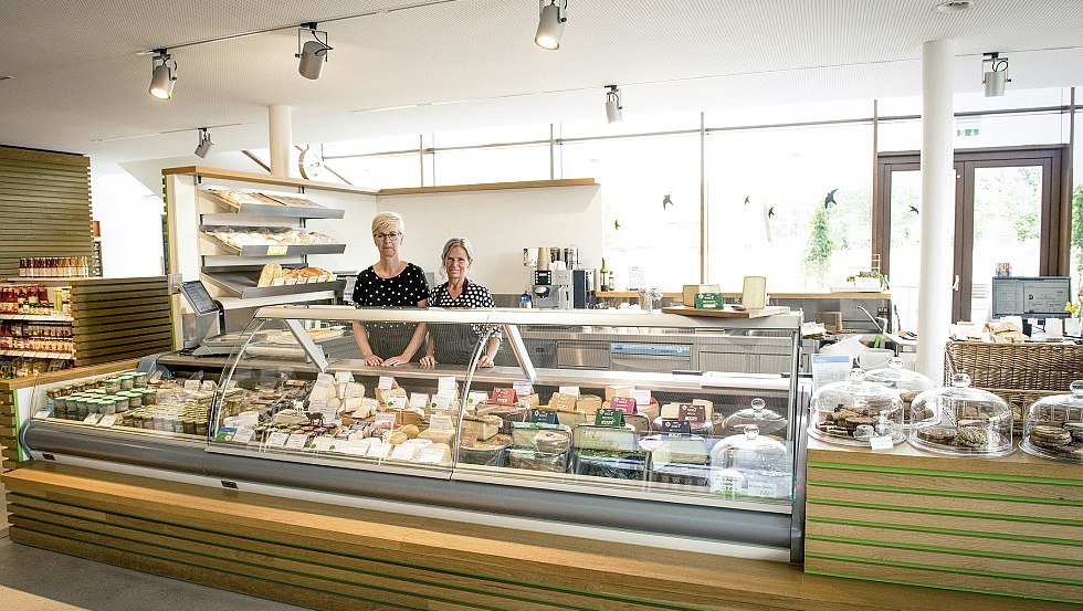 Sale of fresh dairy products in the farm store of the Transparent Dairy, © Gläserne Molkerei