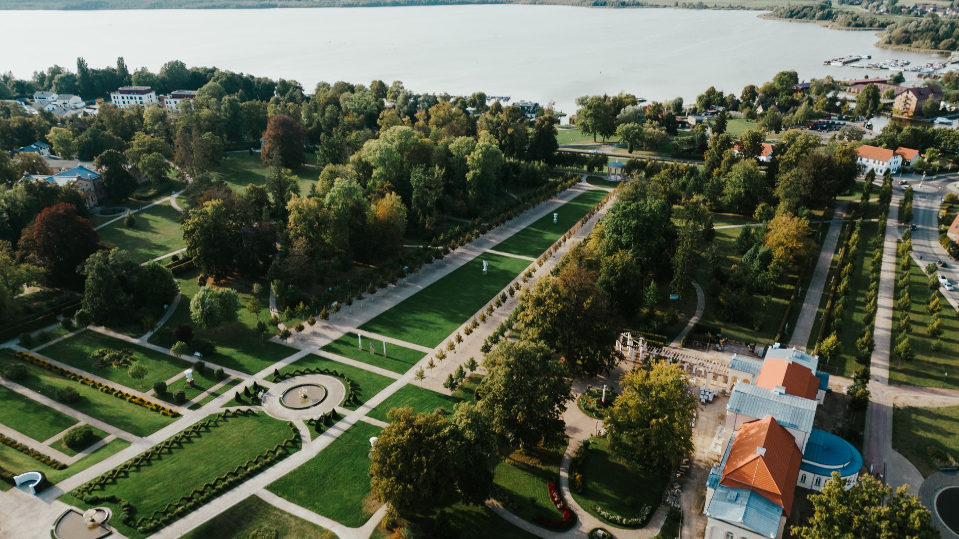 A flying start: The three friends start their bikepacking tour in the picturesque, historic residential town of Neustrelitz.