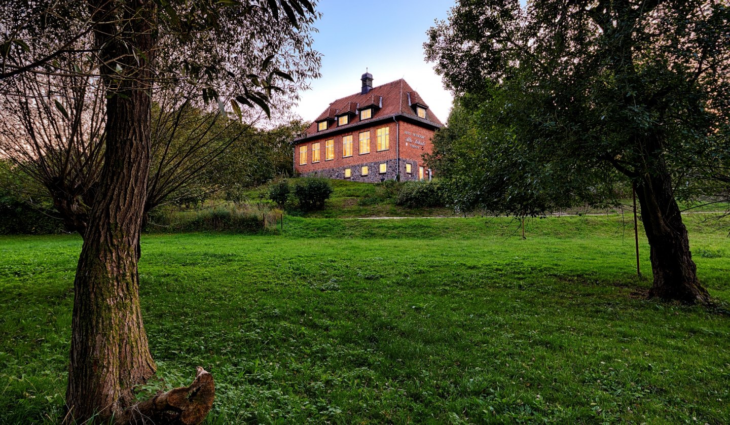 The hotel and restaurant Alte Schule in Fürstenhagen with view from the village pond, © Roman Knie