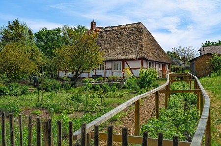 Freilichtmuseum Schwerin Mueß Garten Reetdachhaus_3 (c) TMV, Tiemann klein, © TMV, Tiemann