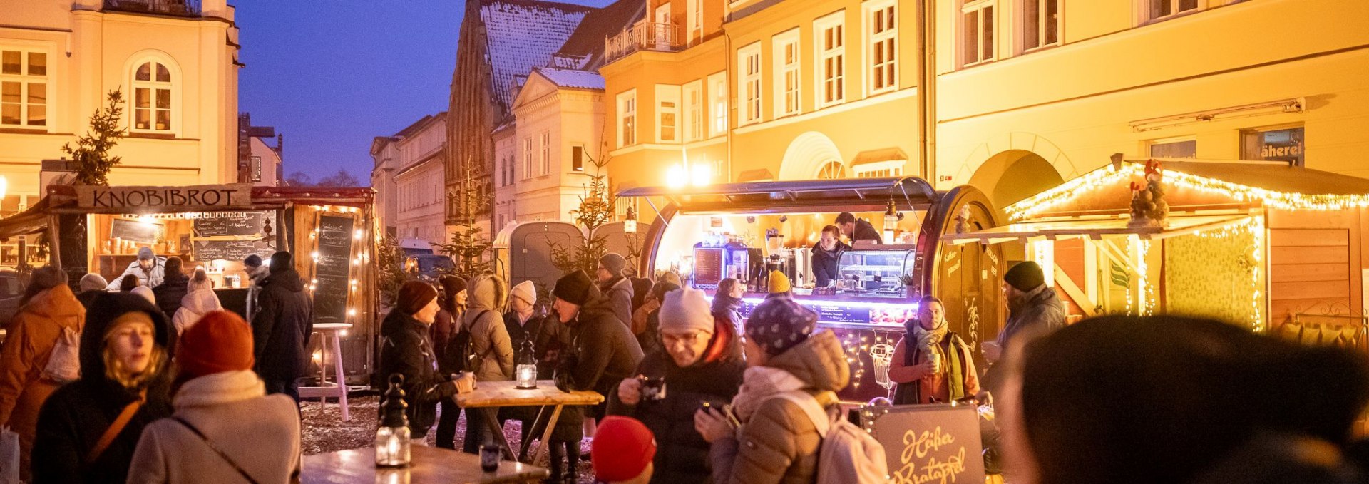 A little away from the hustle and bustle, the fish market is transformed into a cozy winter village. Here, guests can make themselves comfortable by the fire bowl with hearty food, mulled wine or glögg. The stalls are designed in a Scandinavian style. Guests can sample regional delicacies at their leisure., © André Gschweng