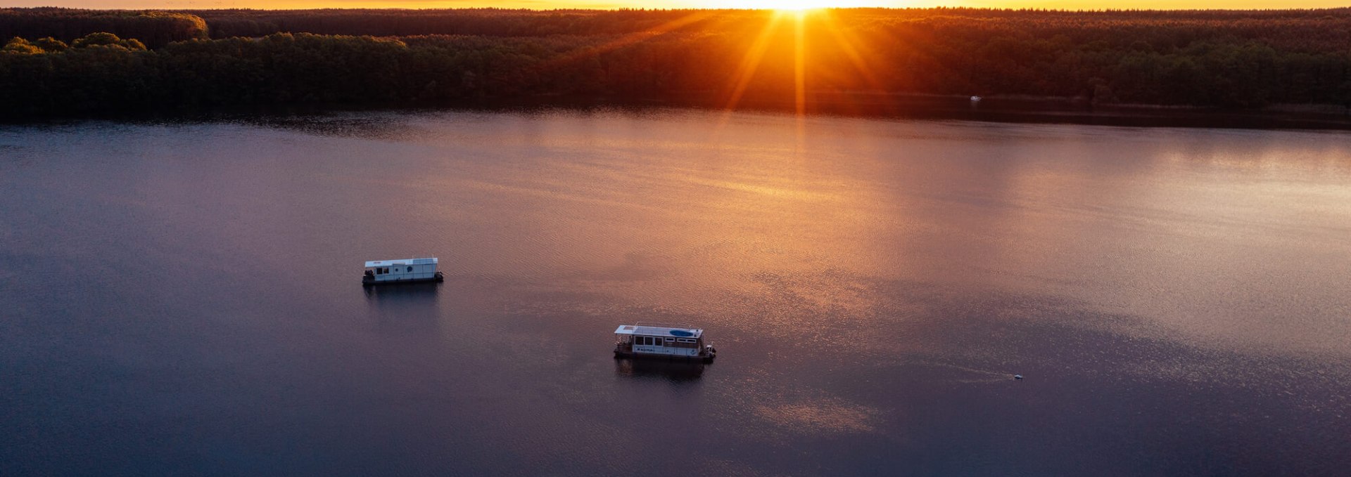 Islands in the lakeland: The sauna houseboat as a comfortable dinghy for a trip to wellness and tranquility., © TMV/Gänsicke