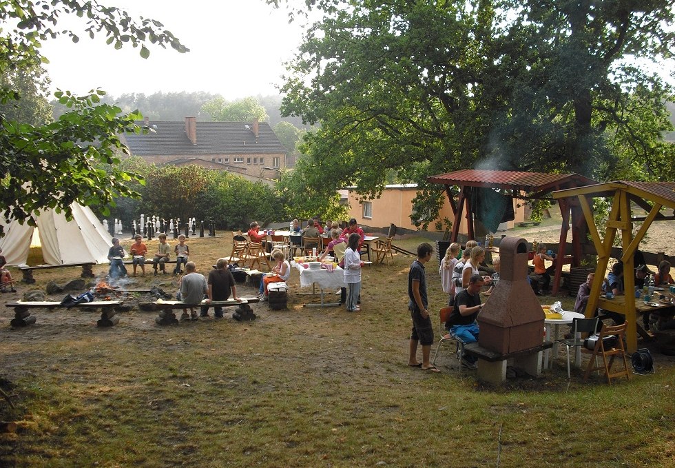 Dinner together at the barbecue area., © Zebef e.V.