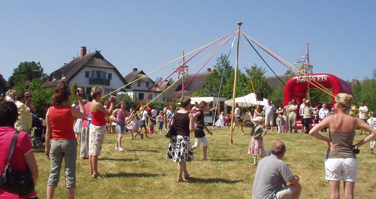 Children's festival - traditional ribbon dance, © Kurverwaltung Ahrenshoop · Foto Roland Völcker