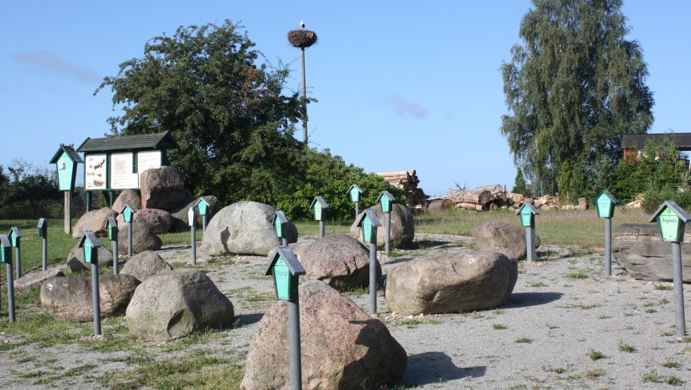 A part of the erratic block garden with its "plants, © Mecklenburgische Kleinseenplatte Touristik GmbH