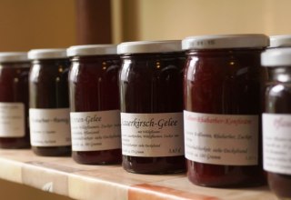 Delicious like own jams and jellies,honey from the region, sausage specialties and much more, © Hof-Laden Nr. 23 und Lese-Café