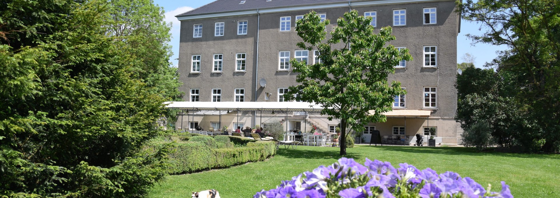 Our small café invites you to linger over delicious cakes in the Romanesque park of the Volzrade manor house., © Elisabeth Neufeld-Picciani