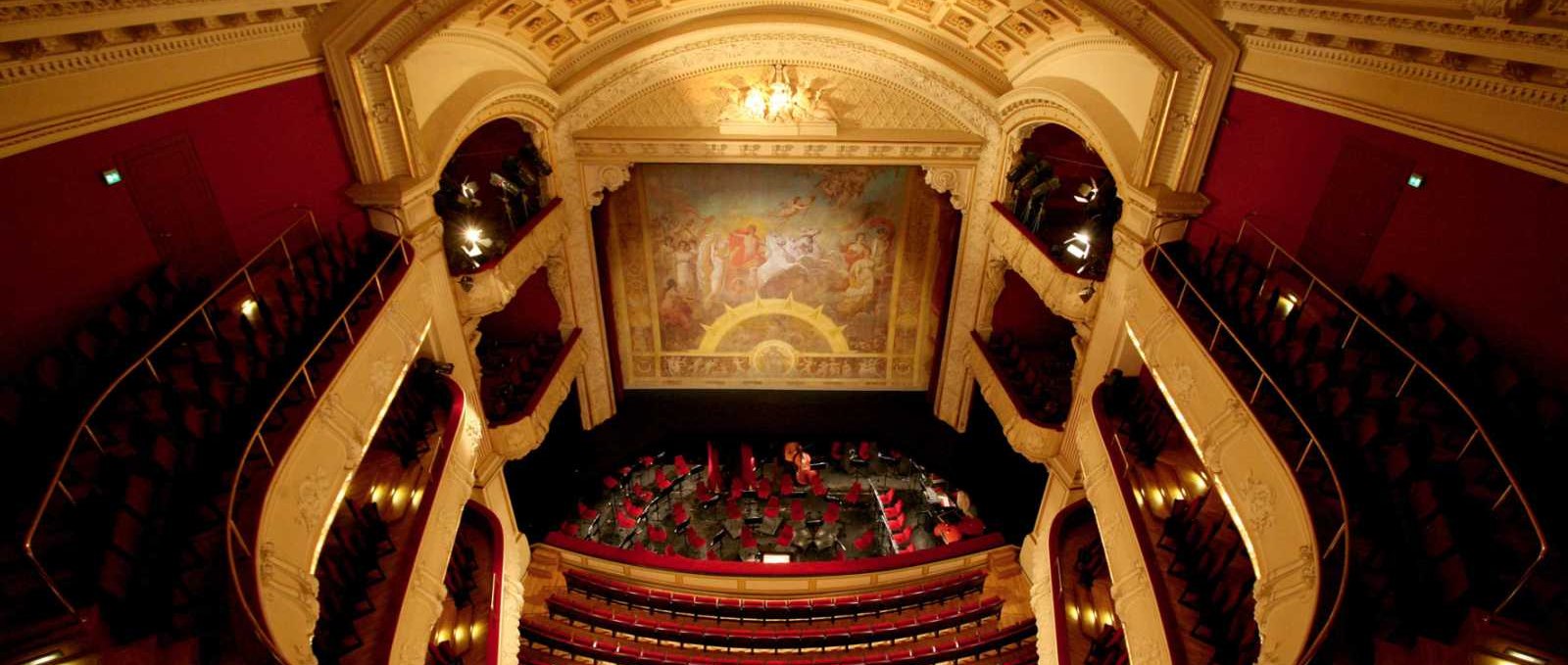 View from the upper tiers into the auditorium and onto the stage of the Großes Haus of the Mecklenburg State Theater in Schwerin., © Mecklenburgisches Staatstheater