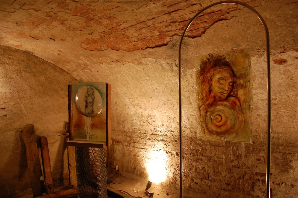 In the former ice cellar there is the gallery with large glass art objects., © Gabriele Skorupski