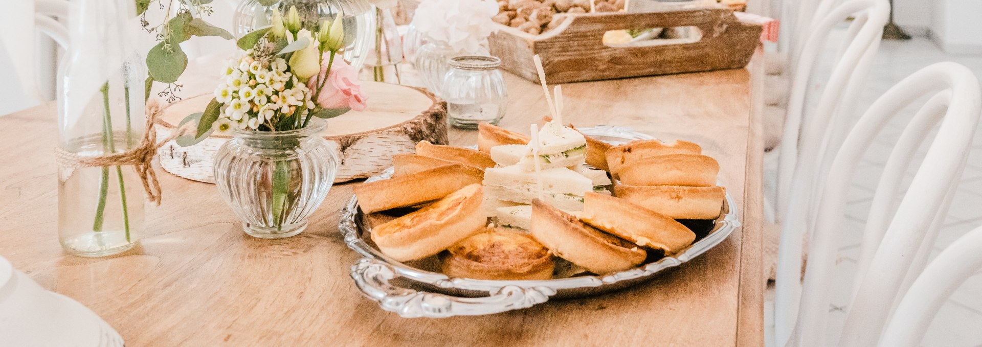 A warm wedding reception with small treats, © Gutshaus Krimvitz / Mirko Boy