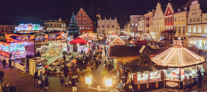 Once again this year, Greifswald's Christmas market attracts visitors with its cozy old town charm and contemplative atmosphere. From November 28, you can immerse yourself in the world of Greifswald's Christmas magic when the historic market square in the heart of the old town is transformed into a Christmas market once again., © Wally Pruß