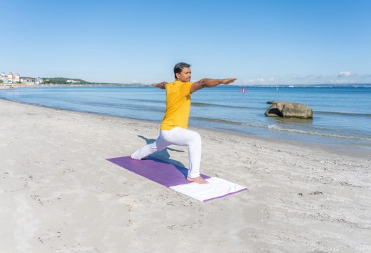 For Ayurveda doctor Dr. Shetty, yoga on the beach is important for a feeling of well-being - but soccer has also become, © TMV/Mirko Boy
