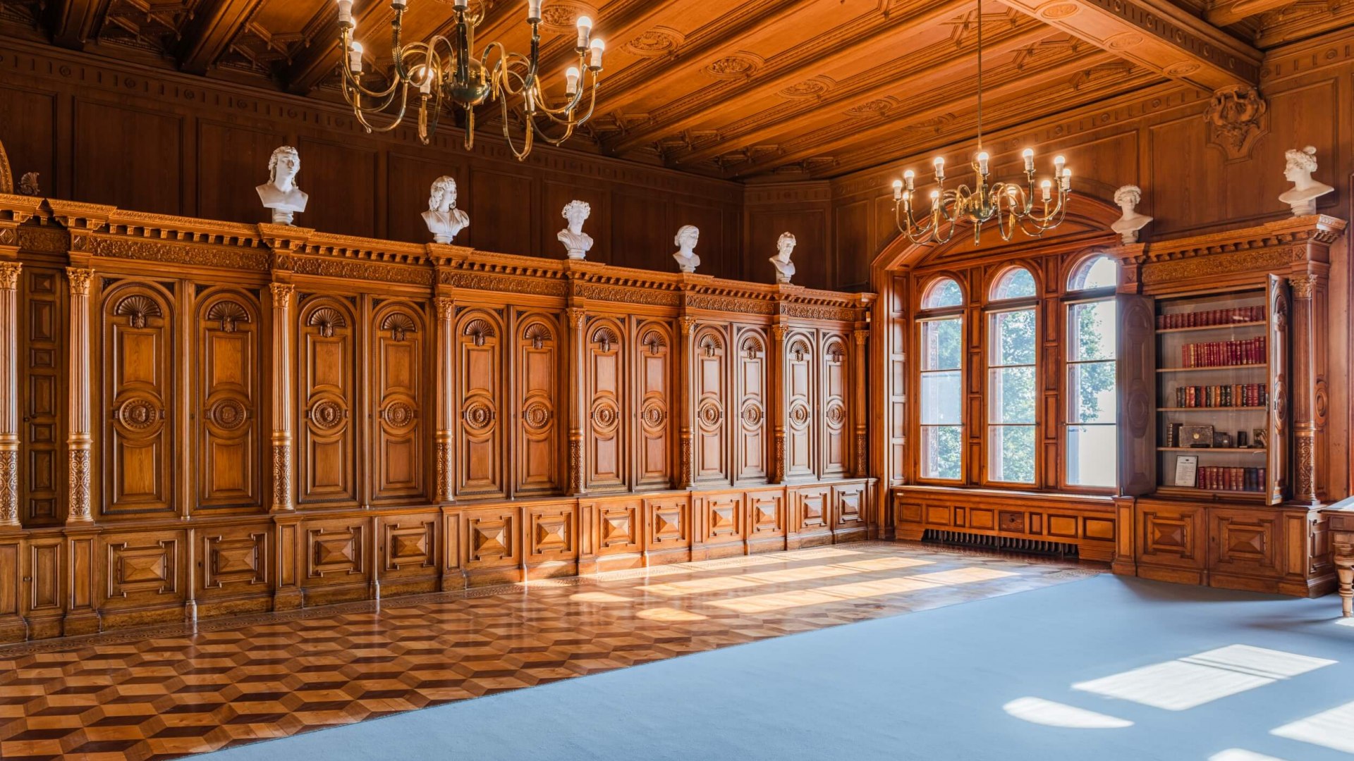 If you pull on the right shelf, a hidden passage to the Grand Duchess's bedchamber opens up in the library of Schwerin Castle, © TMV/Tiemann