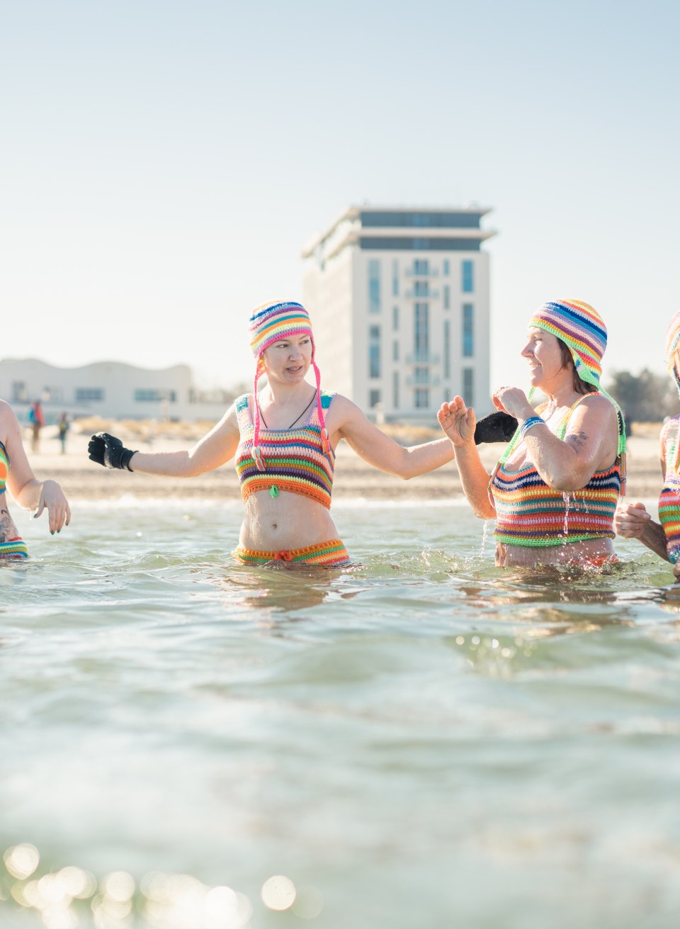 Ice bathing in company on the beach of Warnemünder in winter., © TMV/Gross