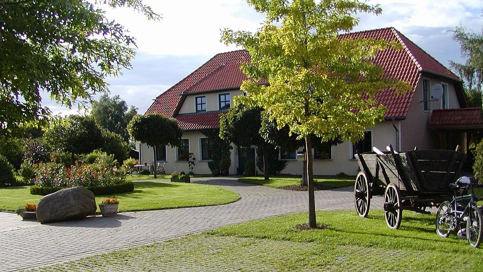 The courtyard with a view of the yellow main house, © Wittenberghof