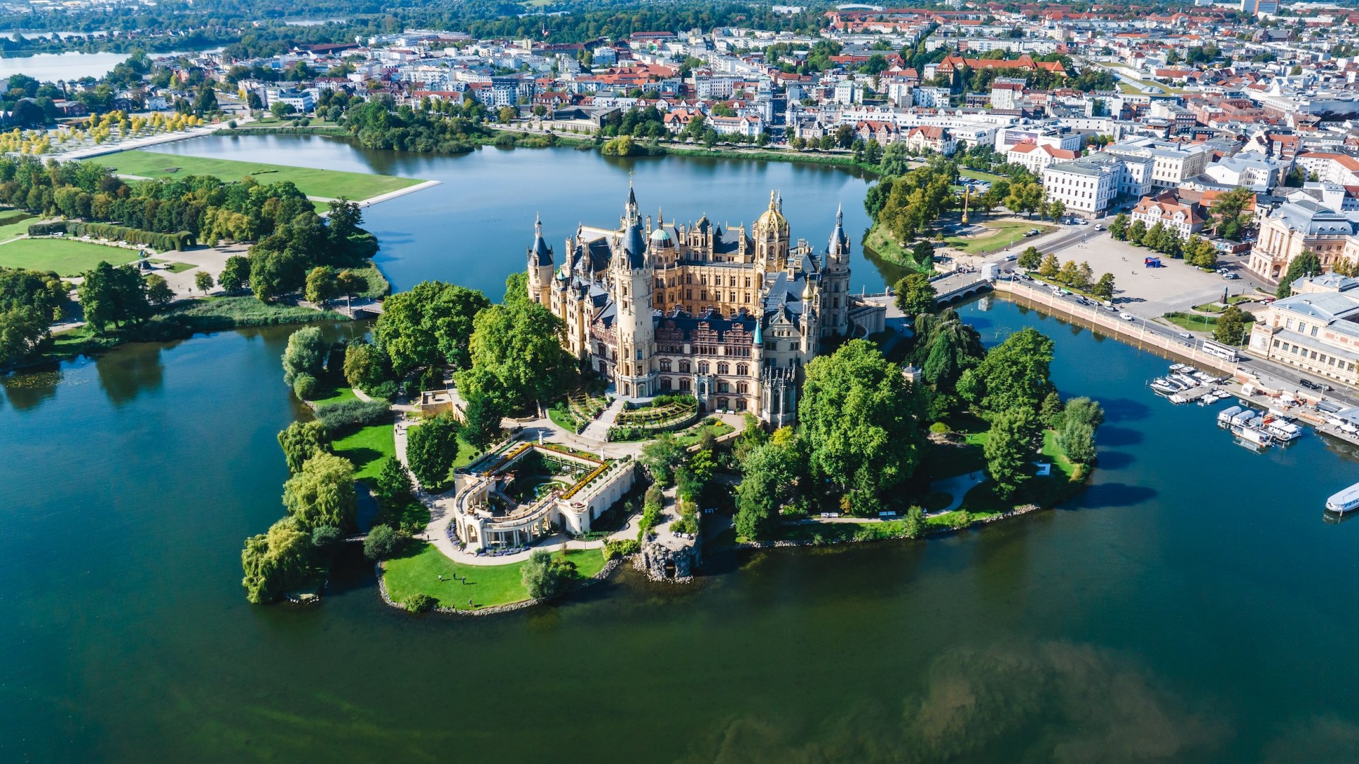 Even from a bird's eye view, Schwerin Palace with its baroque palace garden is a real beauty. Nevertheless, you should definitely not miss out on the inner values., © TMV/Gross