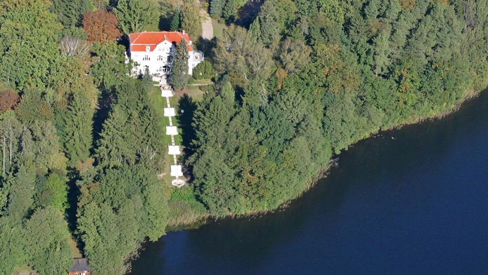 Aerial view of Drosedow Castle with park and lake, © Schloss Drosedow