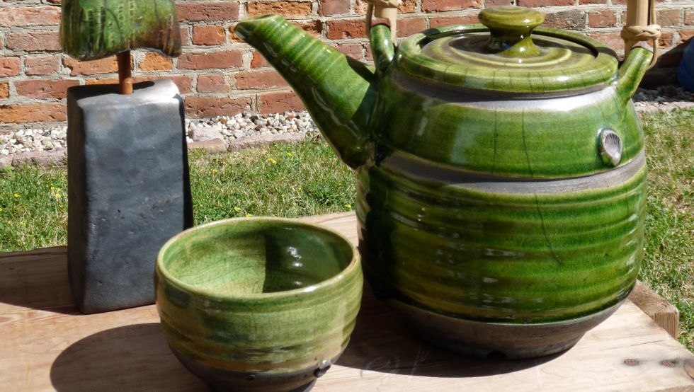 green raku teapot with tea bowl, © Astrid Rohmer