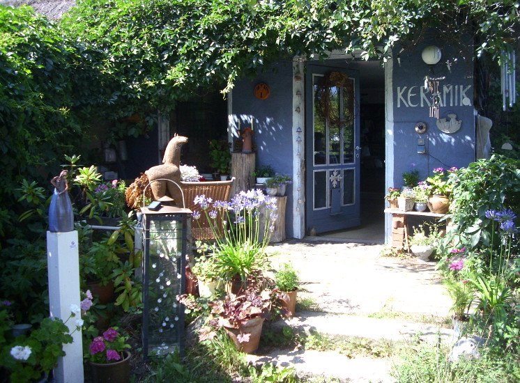 Gallery garden Usedom ceramics and pottery yard entrance, © Anette Schröder