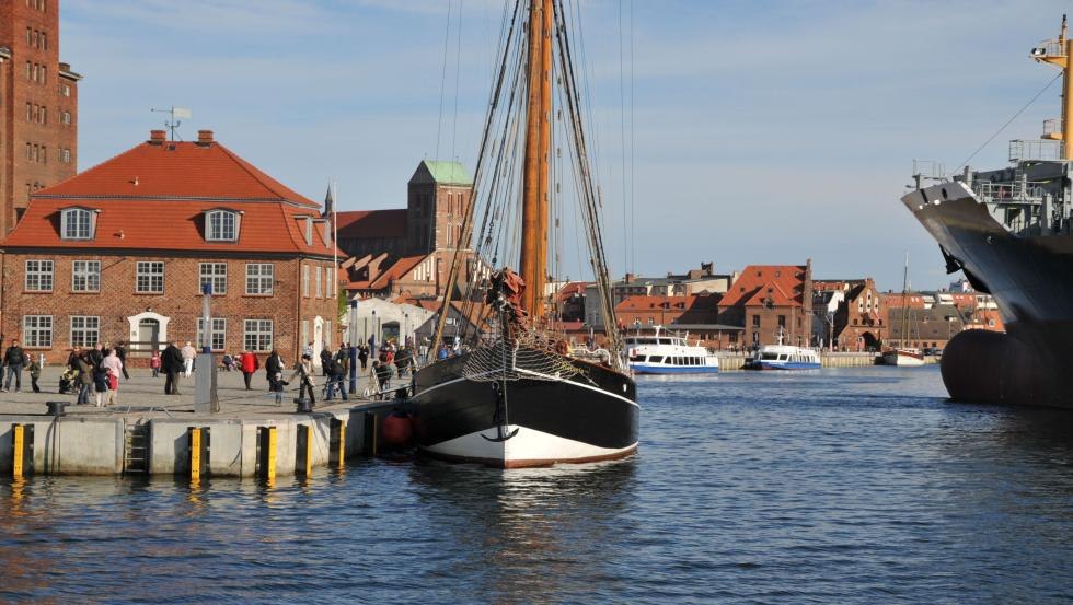 Atalanta moored to the tree house, © Hansestadt Wismar