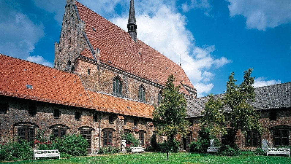 A haven of peace in the middle of the Hanseatic city of Rostock - the idyllic Holy Cross Monastery, © TMV/Grundner