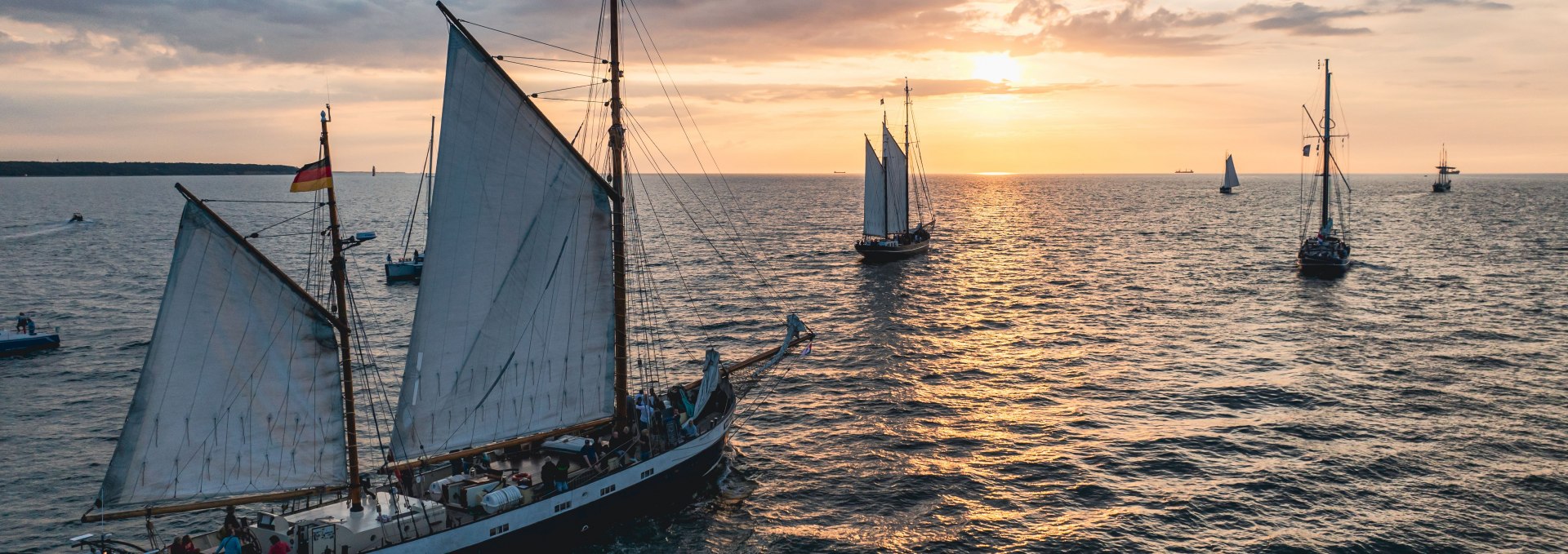 Sailing along to the Hanse Sail, © TZRW, Taslair