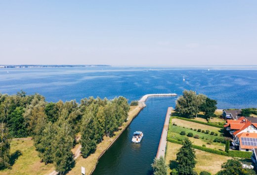 Micha steers the houseboat through the canal towards Müritz., © TMV/Gänsicke