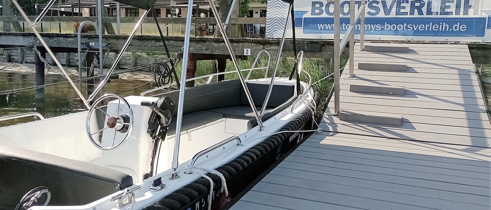 Motorboat I 15 hp (license-free) I 5 seats with comfortable cushions I with sun protection I with bathing ladder, © Tommy´s Bootsverleih