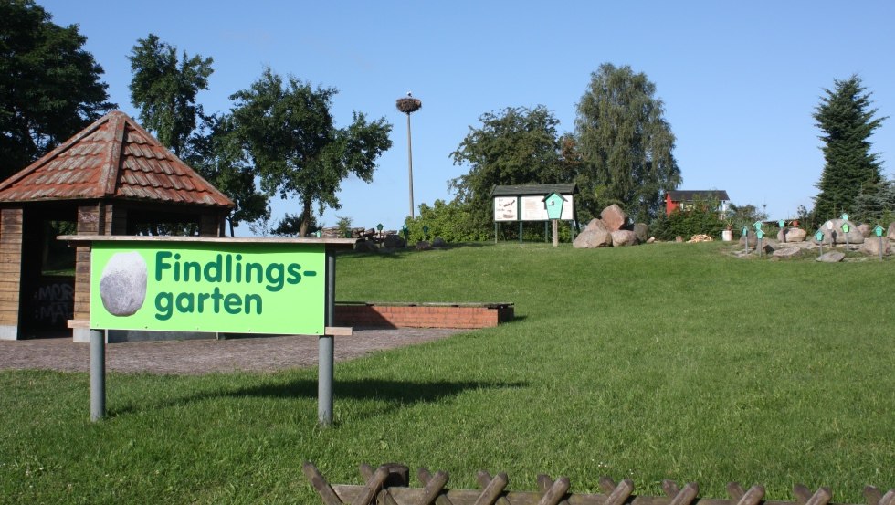 Entrance to the boulder garden with rest hut, © Mecklenburgische Kleinseenplatte Touristik GmbH