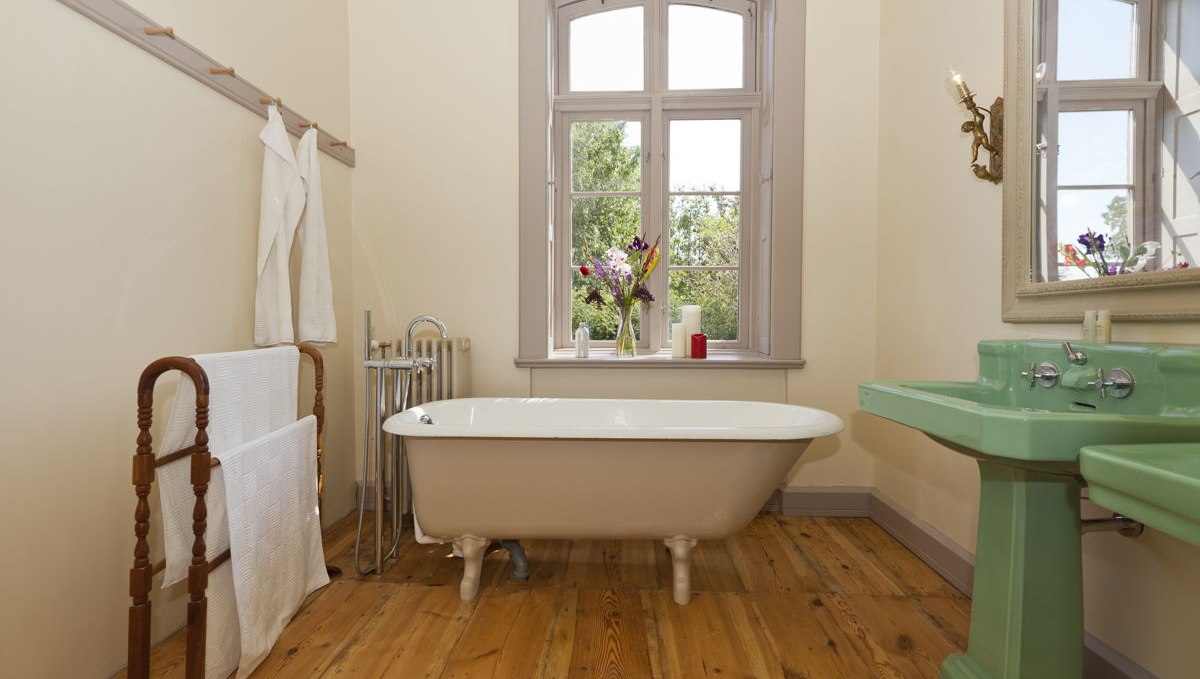 Bathroom in the vacation apartment Rheinsberg in the manor house Lexow, © Gutshaus Lexow