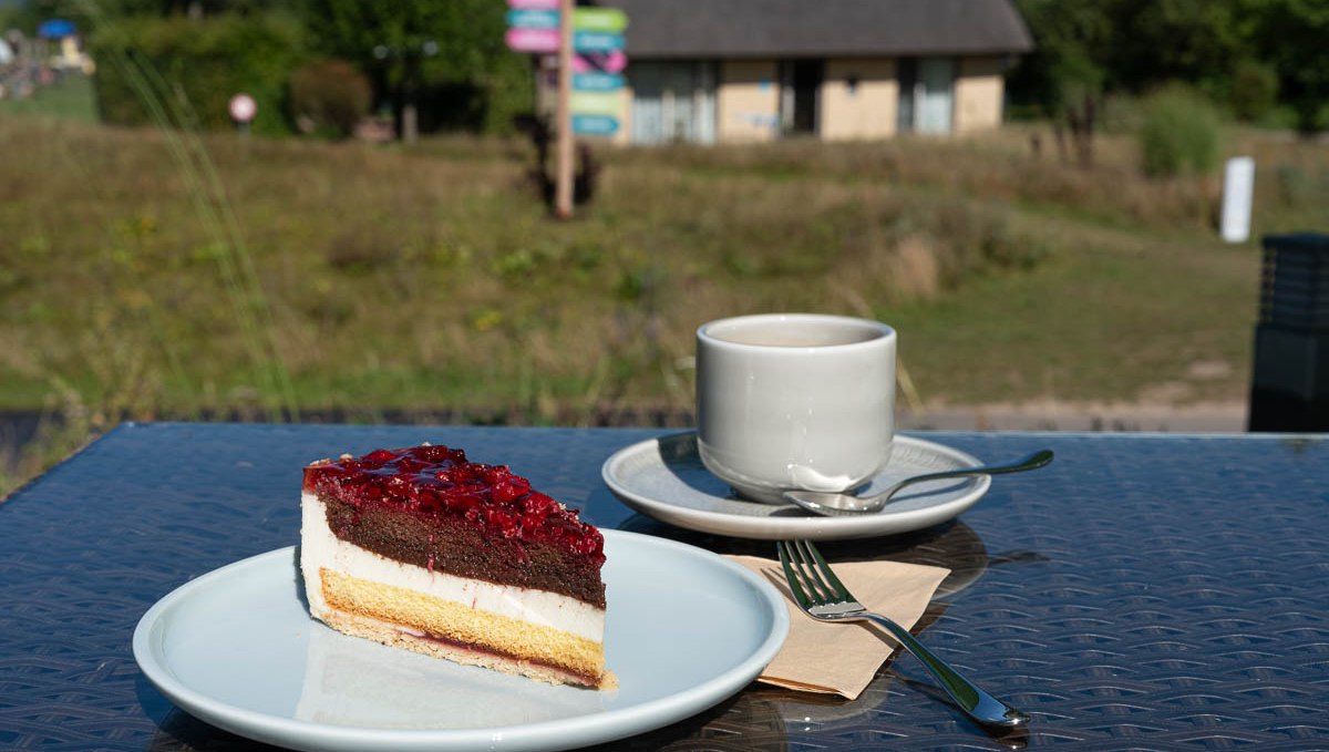 Cake on the terrace of the "Bootshaus" restaurant, © BEECH Resort Plauer See