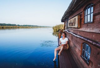 For relaxing in nature is best to take a ride on a raft along the river Peene, © TMV/WorldonaBudget