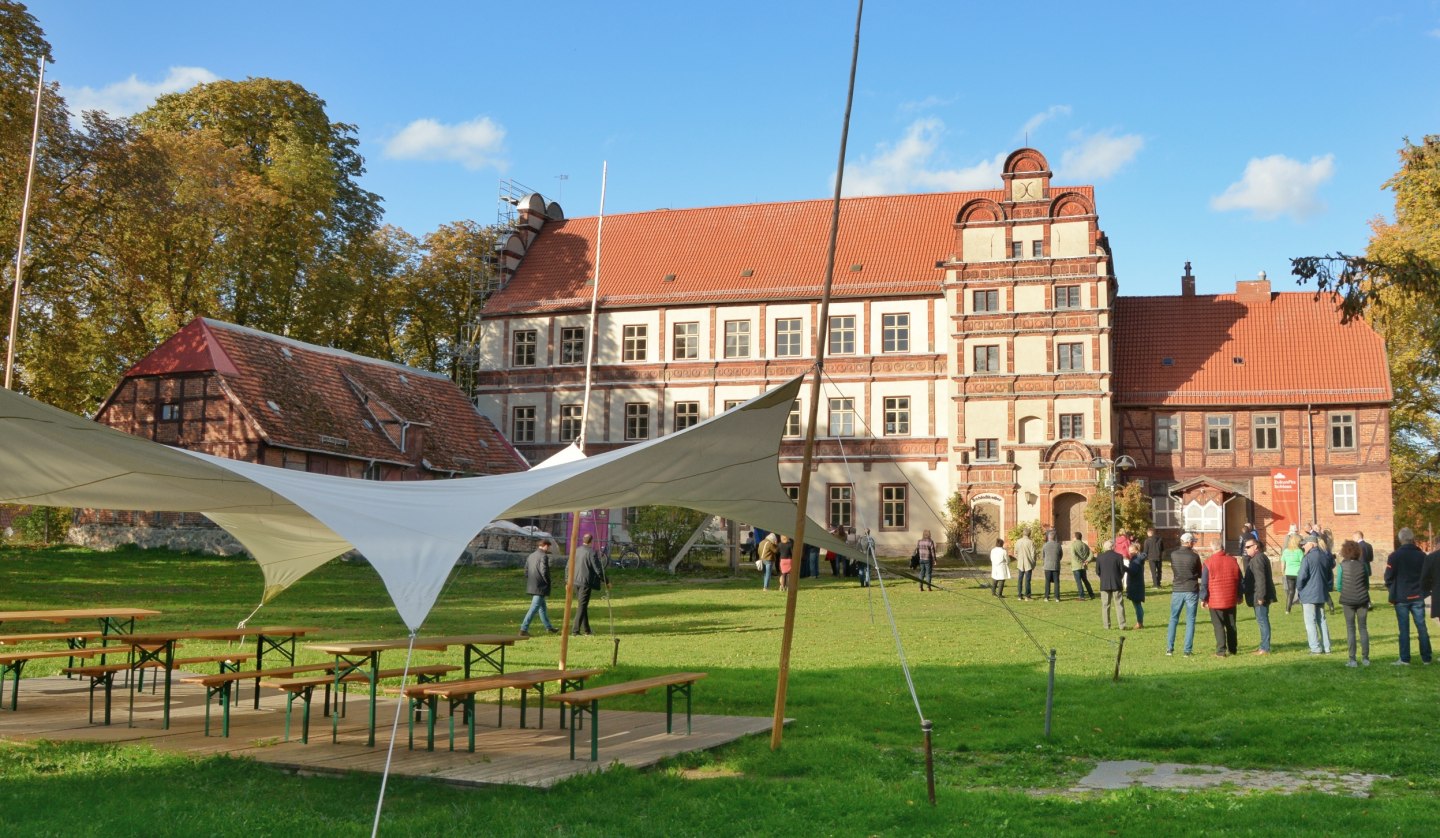 The courtyard of Gadebusch Castle during an event., © Tourismusverband Mecklenburg-Schwerin e.V.