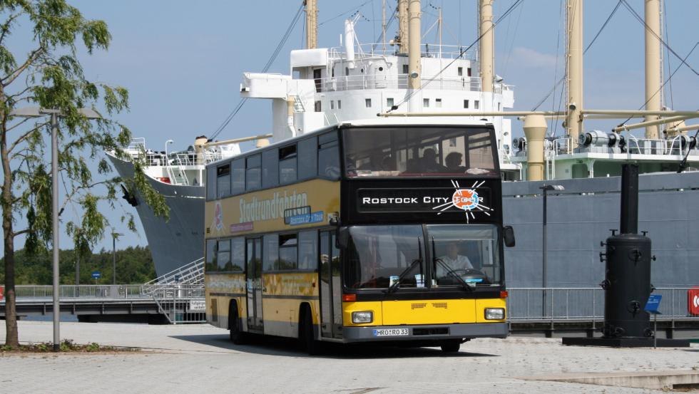 Double-decker bus in front of the Shipbuilding and Shipping Museum in the IGA Park, © Rostock City Tour