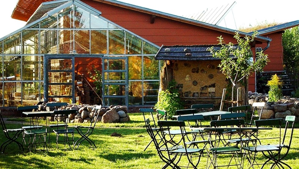 Open space with mud house, © Wangeliner Garten/ Klaus Hirrich