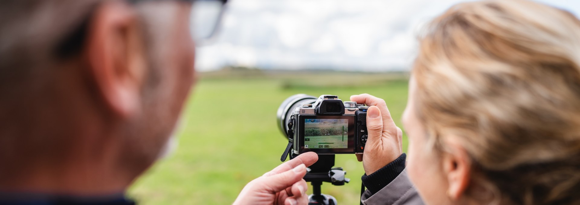 Two people check a photo on the camera at a workshop on Fischland-Darß-Zingst.