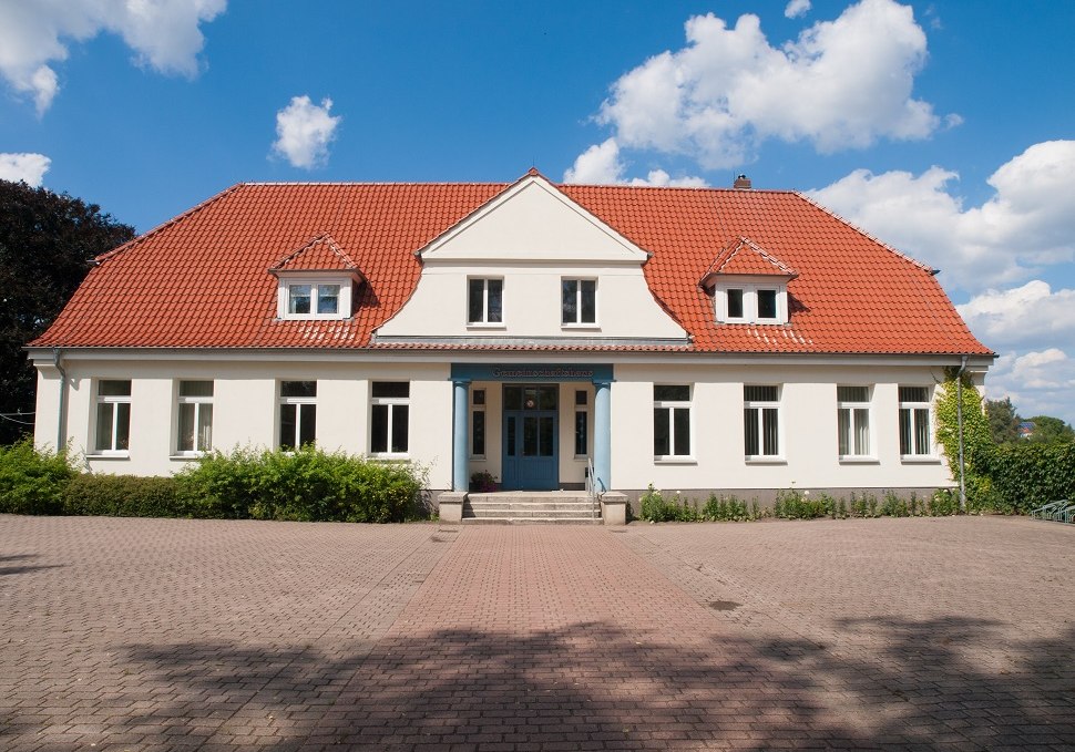 Frontal image of the community center Sanitz, © Frank Burger