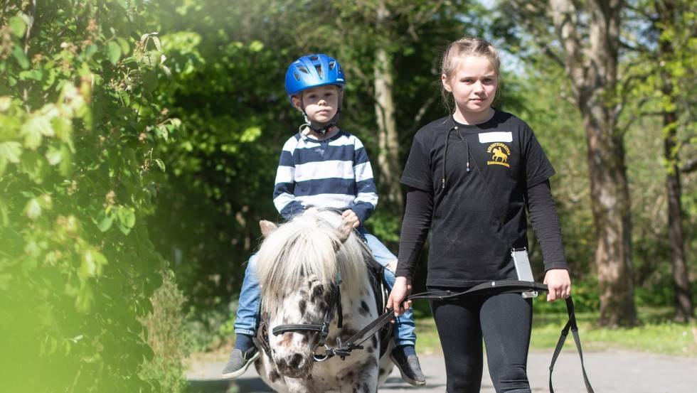 Guided pony ride or pony walk, © Bernsteinreiter