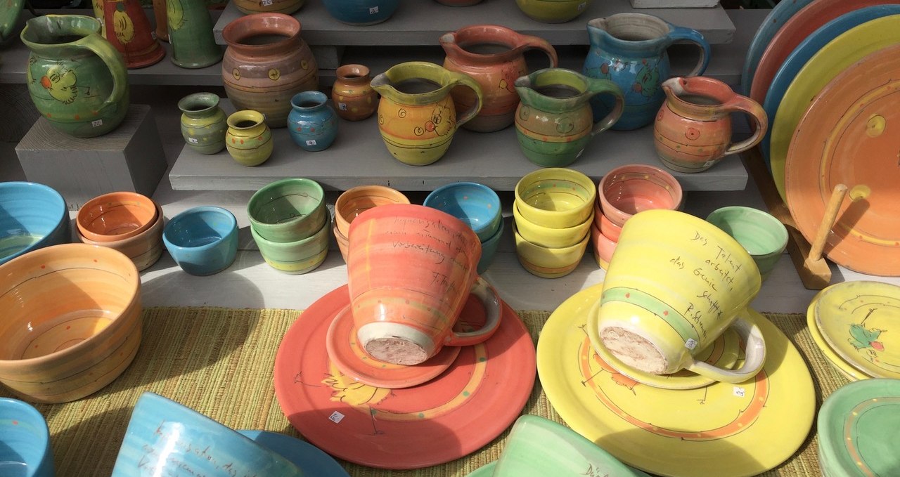 Colored stoneware - tableware, © Regine Schönemann