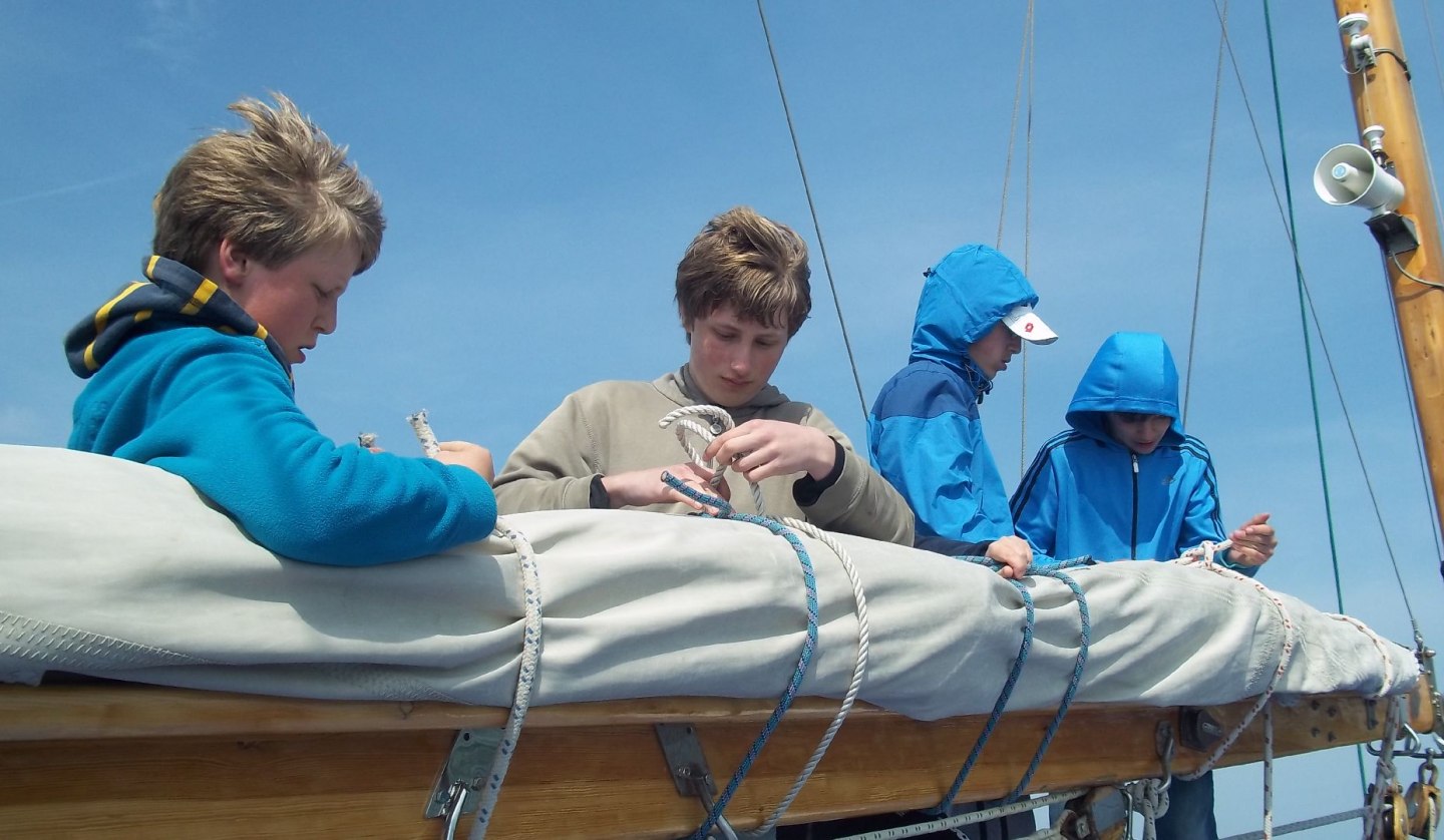 Young people on the chart house, packing the mainsail, © Mirko Niebuhr 2017