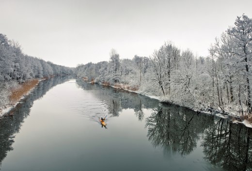 Cold happiness: Whether by rowing boat or canoe - in wintry Mecklenburg-Vorpommern, water hikers are alone with themselves and nature on over 2,000 lakes and rivers.